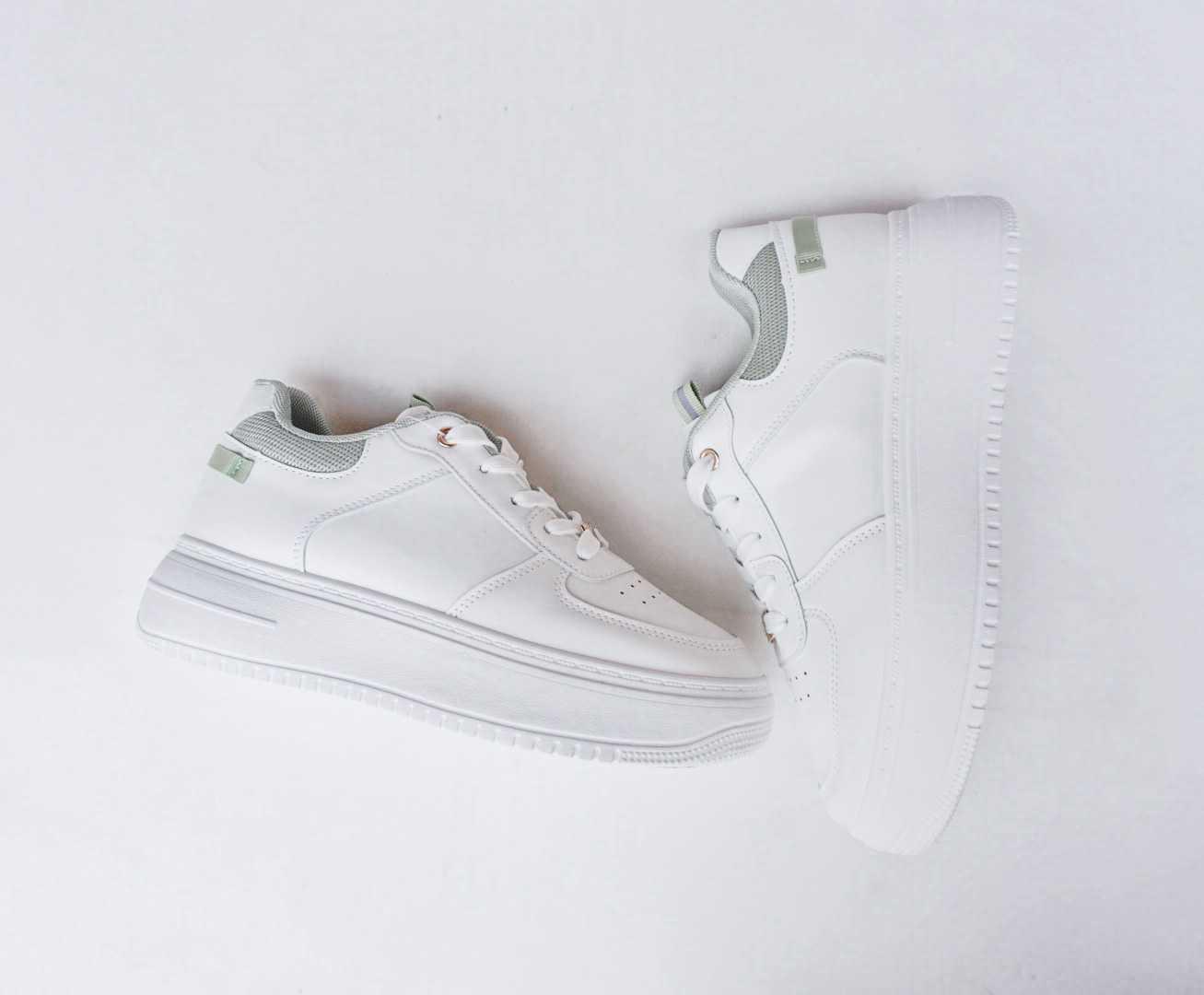 Sneakers Blancos Plataforma - Her Closet